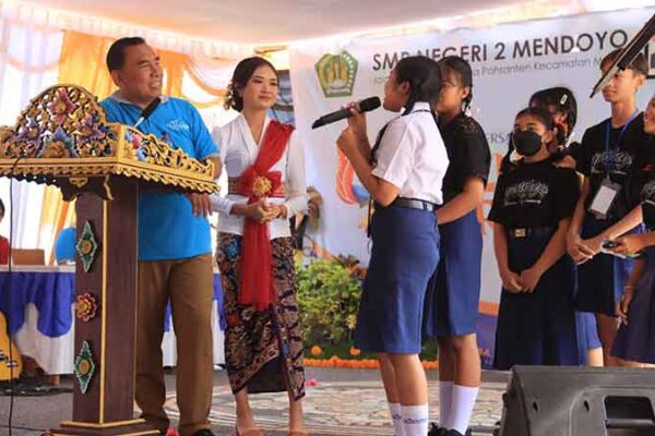 Bupati Jembrana I Nengah Tamba, menghadiri Hari Ulang Tahun (HUT) ke 41 SMP Negeri 2 Mendoyo, Senin (9/10).