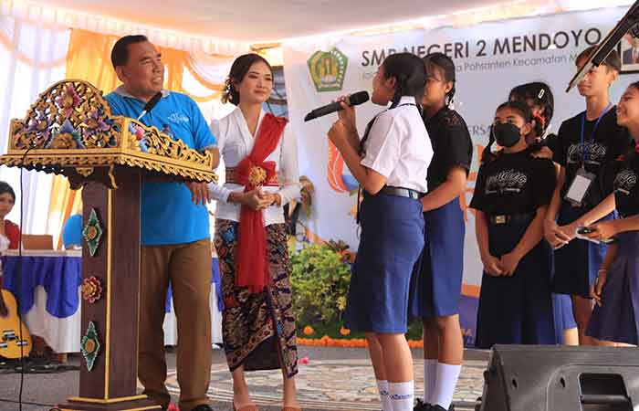 Bupati Jembrana I Nengah Tamba, menghadiri Hari Ulang Tahun (HUT) ke 41 SMP Negeri 2 Mendoyo, Senin (9/10).