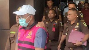 Tersangka-YZ-saat-digiring-keluar-oleh-Penyidik-Kejaksaan-Maluku