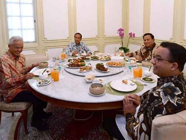 Saat Presiden Jokowi Makan Siang Bareng Tiga Capres