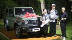 Penyerahan-Suzuki-Jimny-Kepada-Pemenang-Undian-Test-Drive-Hybrid-Nasional-(2)
