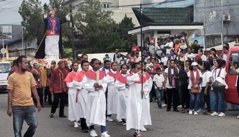 Tarian Kasidah dan Paduan Terompet, Iring Perarakan Arca Kristus di Kota Ambon 