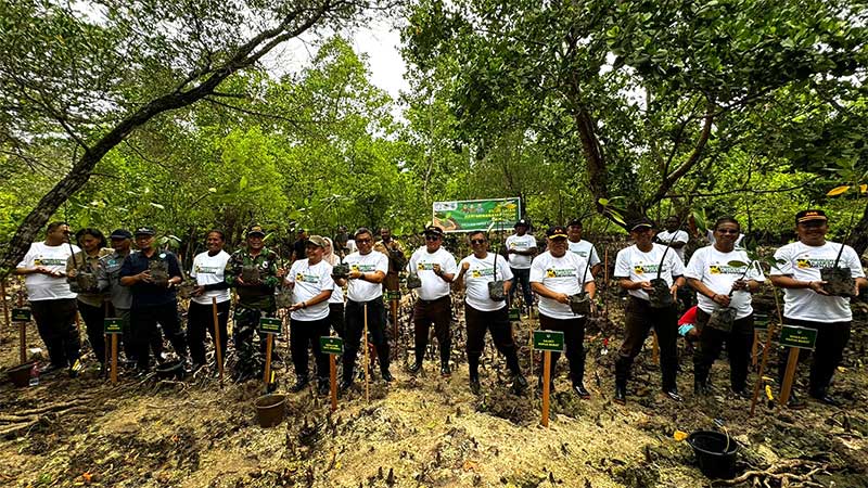 Hari Menanam Pohon, Kejaksaan Tanam Bibit Pohon Mangrove di Pantai Sowi 4 Manokwari