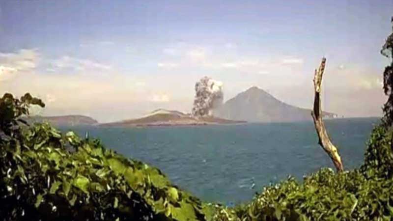 Gunung Anak Krakatau Erupsi, Lontarkan…