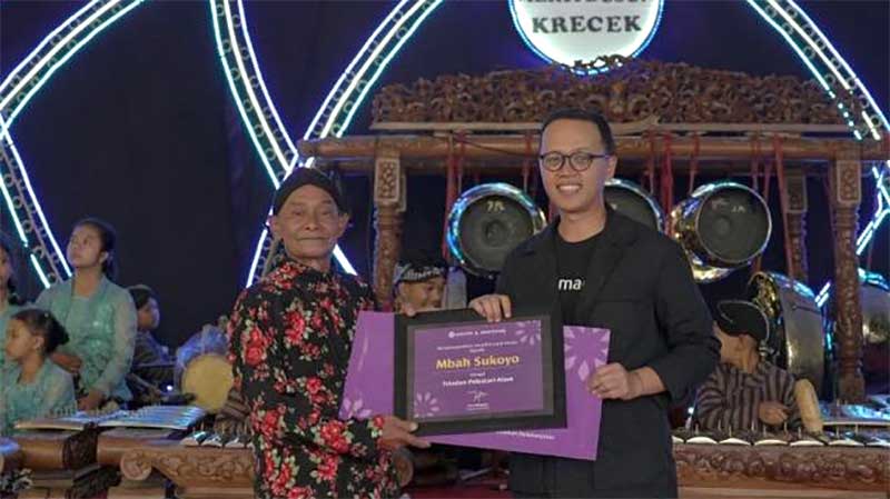 Aktif Berkontribusi pada Kelestarian Alam dan Budaya, Mbah Sukoyo Menerima Anugerah Amartha Local Heroes