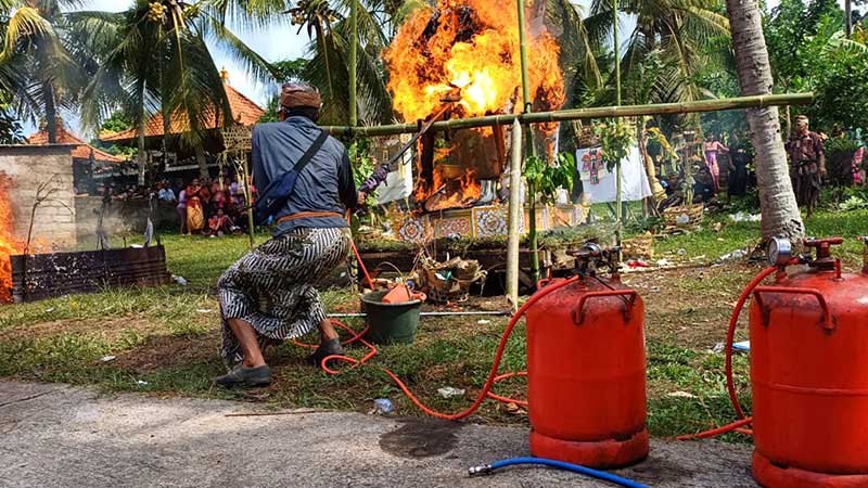 Dua Orang Alami Luka Bakar akibat Terkena Ledakan Kompor Mayat dalam Prosesi Ngaben di Jembrana