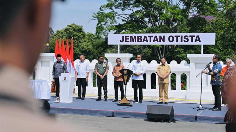 Presiden Jokowi Resmikan Jembatan Otto…