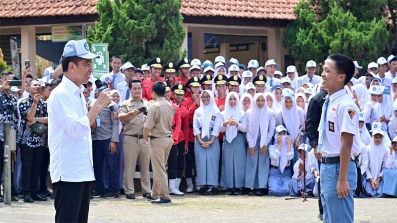 Cerita Dika Pinjamkan Topi Miliknya untuk Presiden Jokowi