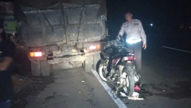 Tabrak Pantat Dump Truck Parkir di Jalan IB Mantra, Pemotor Tanpa Identitas Tewas