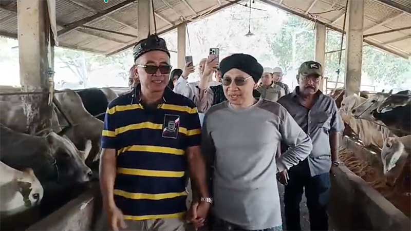 Arie-Triyono-(Kiri)-dan-Buya-Yahya-(Kanan)-di-Peternakan-Sapi