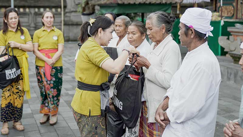 Serahkan Sembako Untuk Para Pemangku, Dharma Wanita Badung Bersih-Bersih di Pura Penataran Agung Pucak Mangu
