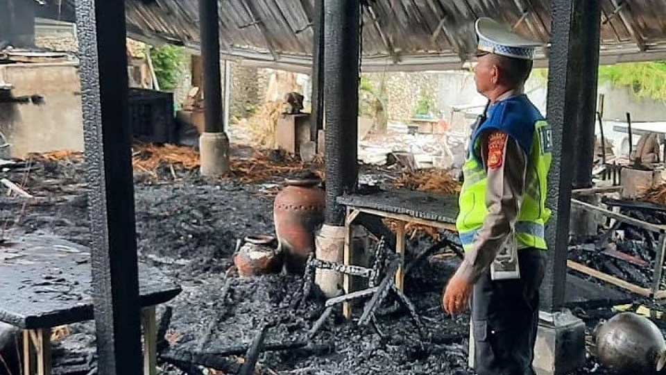 Sebuah Restoran Br. Tuka Badung Hangus Terbakar