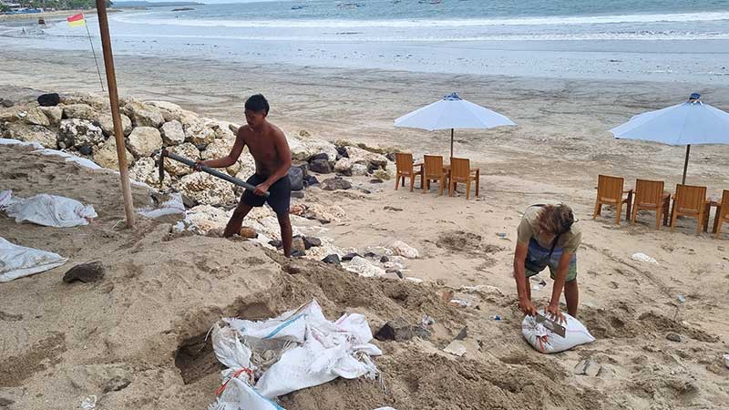 Semrawut dan Kumuh, Kantong Pasir Pantai Kuta Dibongkar Para Pedagang