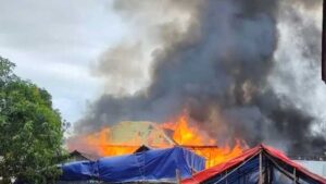 Rumah-camat-terbakar