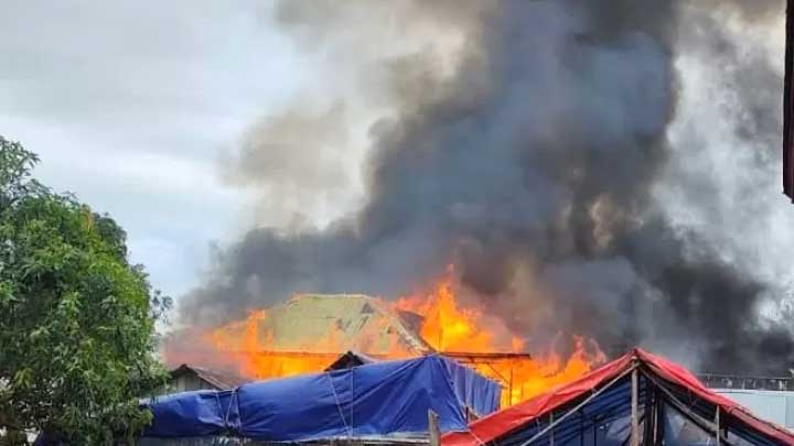 Rumah-camat-terbakar