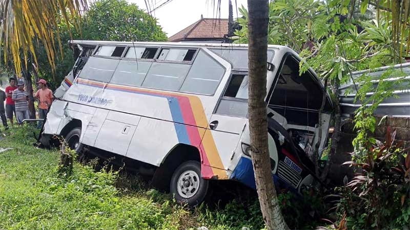 Diseruduk Truk, Bus Angkutan Denpasar-Gilmanuk Nyemplung Got