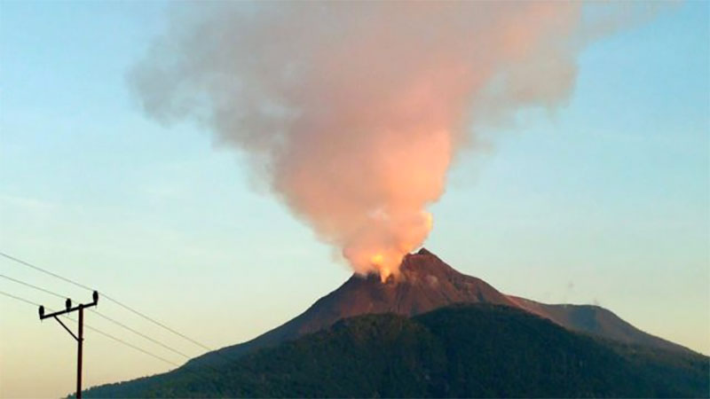 Gunung Lewotobi Berstatus Awas, Bandara Bandara Gewayantana Ditutup