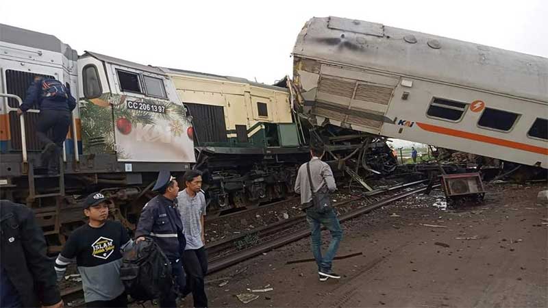 Masinis, Asisten, Pramugara dan Sekuriti Tewas dalam Peristiwa Tabrakan KA di Bandung