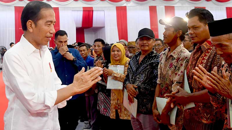 Jokowi Serahkan 2.000 Sertifikat Tanah…