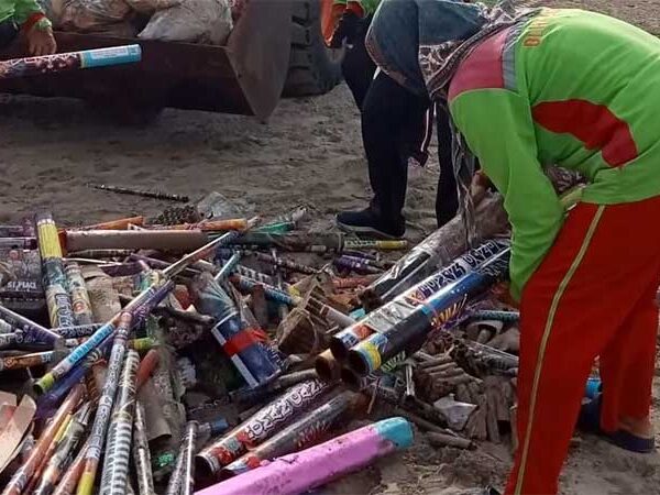 Usai Perayaan Tahun Baru, DLHK Badung Bersihkan 21 Ton Sampah di Pantai Kuta