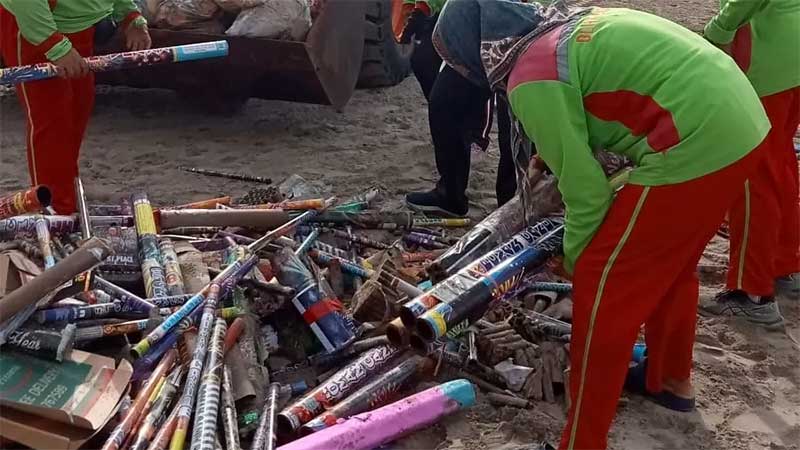 Usai Perayaan Tahun Baru, DLHK Badung Bersihkan 21 Ton Sampah di Pantai Kuta