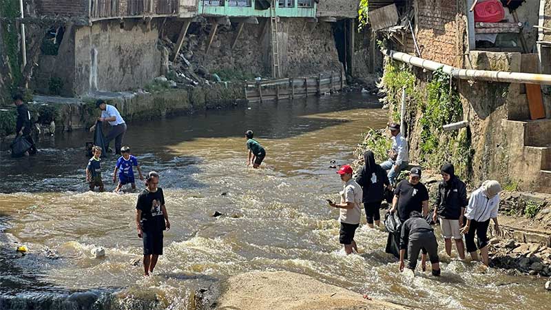 TPN Ganjar-Mahfud Rangkul Pemuda di Bandung Sambil Bebersih Sungai Cikapundung