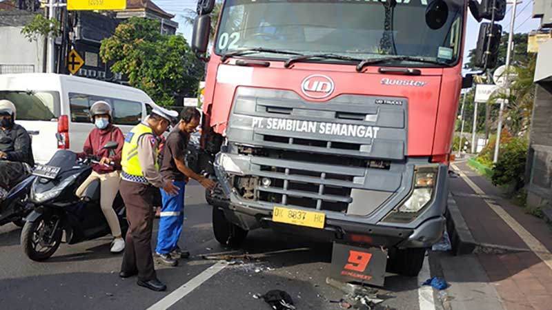 Tabrak Truk Tanki Elpiji, Warga…