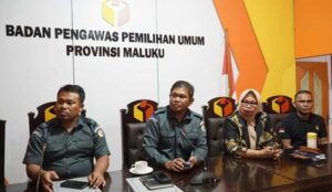 Ketua-Bawaslu-Provinsi-Maluku,-Dr.-Subair-dan-Stafnya-di-Kantor-Bawaslu