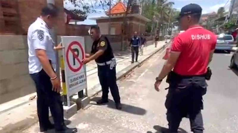 Sikapi Pengendara Bandel, Petugas Pasang 10 Rambu Larangan Parkir di Pantai Kuta