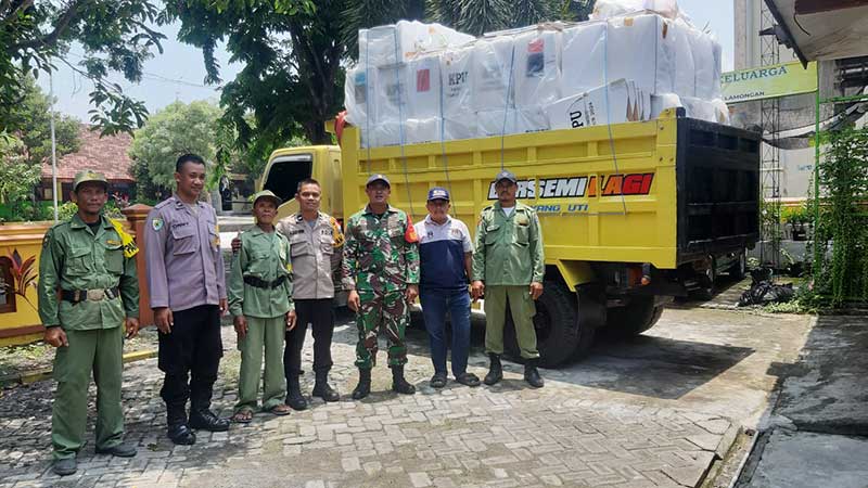 TNI-Polri di Lamongan Kawal Penyerahan Kembali Logistik Pemilu