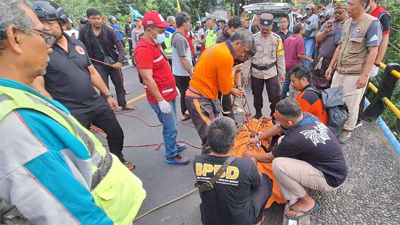 Jatuh ke Jurang di Jembatan…