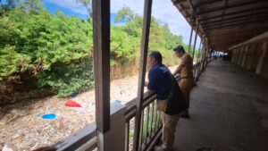 03386 Badung Petugas Pantau Sampah Sumbat Loloan Pantai Dreamland
