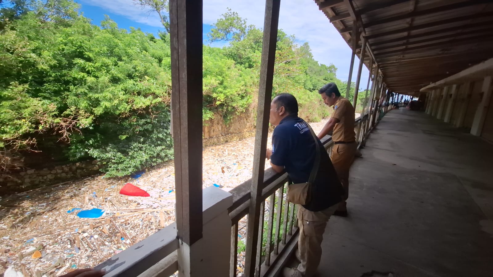 03386 Badung Petugas Pantau Sampah Sumbat Loloan Pantai Dreamland