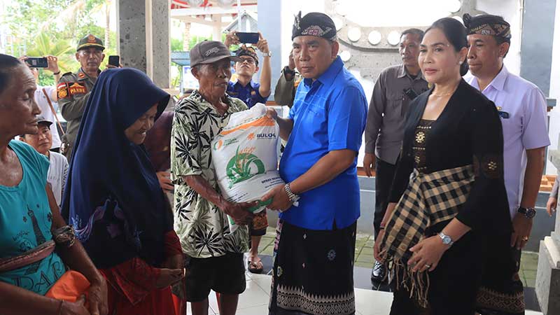 Jelang Kuningan dan Nyepi, Bupati Tamba Salurkan Beras CPP Tahap II