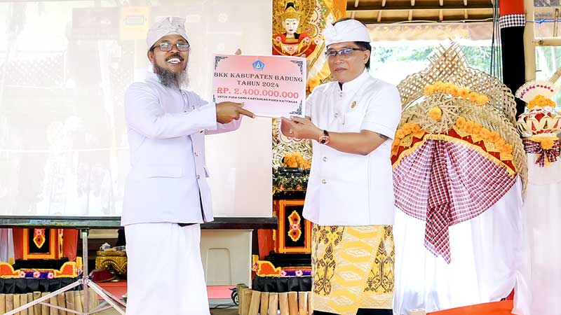 Bupati “Bares” Serahkan BKK Rp 2.4 Miliar Untuk Karya Pura Dang Kahyangan Puseh Katyagan di Klungkung