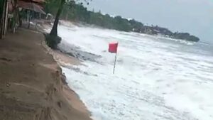 Gelombang-Tinggi-di-Pantai-Kuta