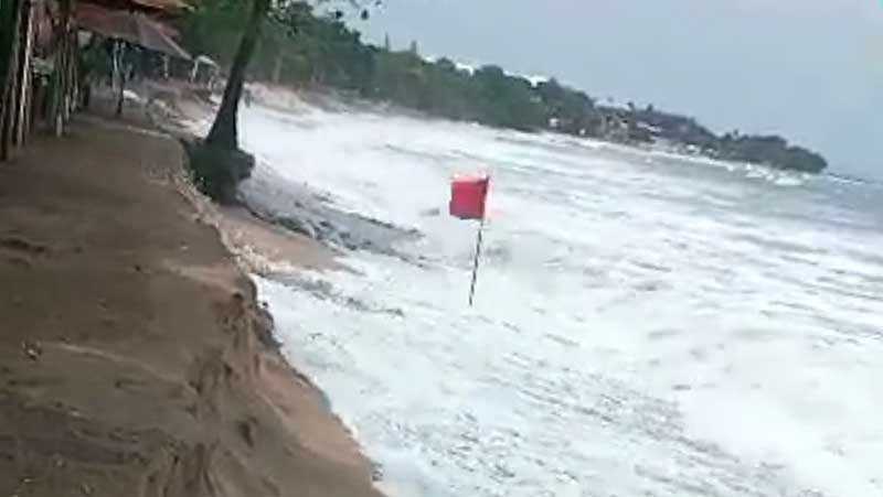Gelombang-Tinggi-di-Pantai-Kuta
