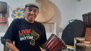 I-Made-Sudarsa-menunjukan-salah-satu-kendang-Djembe