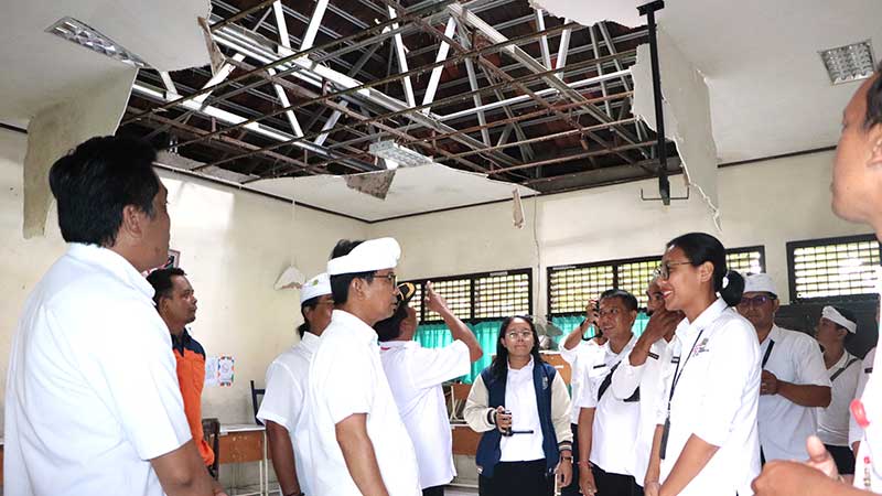 Sekda Adi Arnawa Tinjau Gedung SDN di Bongkasa yang Tertimpa Pohon Tumbang