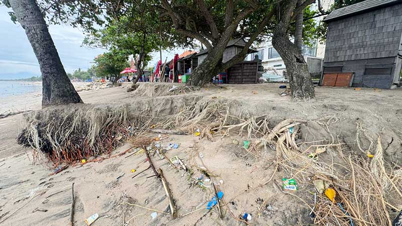 Air Laut Pasang Hancurkan Tepi Pantai Kuta, Dampaknya Penurunan Elevasi Walkway 