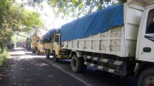 antrian-truk-pengangkut-sampah