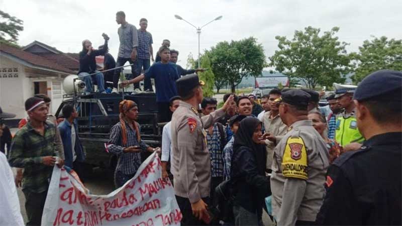 Permahi Demo di Polda Maluku Terkait Penanganan Kasus Tanah, Berakhir Tegang