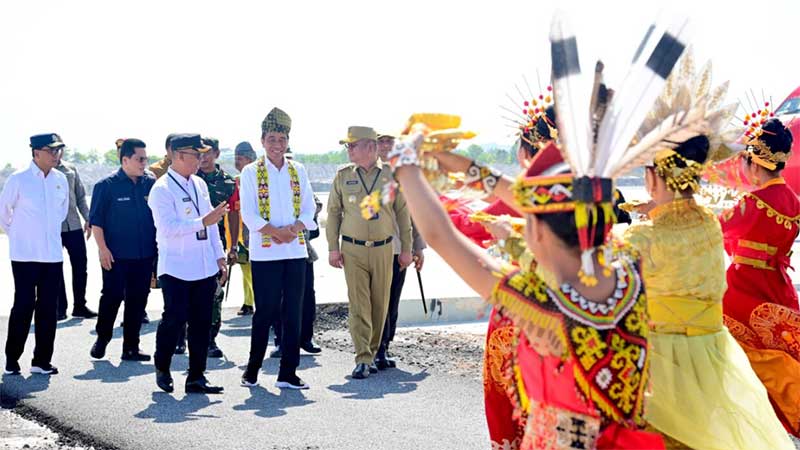 Presiden Jokowi Tiba di Kalbar, Disambut Prosesi Adat Tepung Tawar