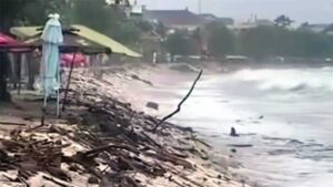 sampah-kiriman-di-pantai-kuta