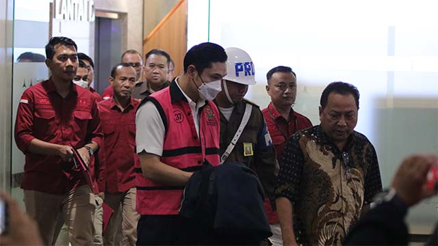 Tim Penyidik Menahan Tersangka HM Selaku Perwakilan PT RBT dalam Perkara Komoditas Timah