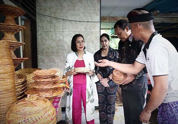 Ny. Candrawati Tamba Dampingi Pj. Ketua Dekranasda Bali Mengunjungi Pengerajin IKM Jembrana 