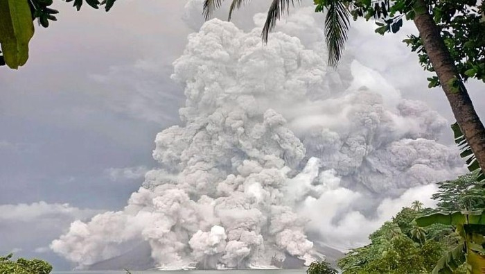 Muntahkan Awan Panas ke Segala Arah, Gunung Ruang Naik Status jadi Awas