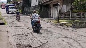 Jalan ke Pura Pasar Agung di Karangasem Rusak…