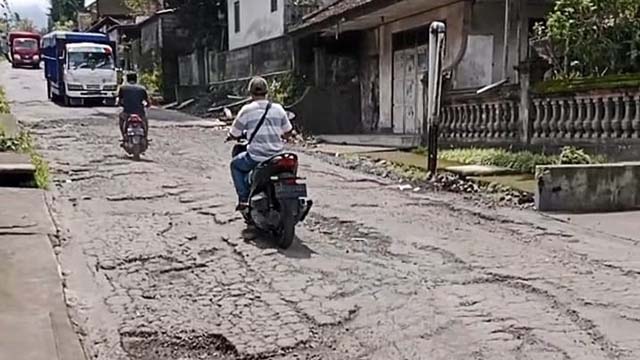 Jalan ke Pura Pasar Agung di Karangasem Rusak Parah