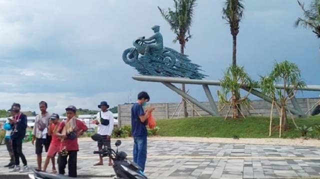 Patung Speed Jokowi Jadi Daya Tarik Wisatawan di Mandalika